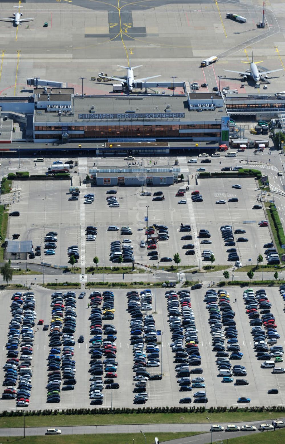 Schönefeld von oben - Abfertigungshalle am Flughafen Berlin-Schönefeld