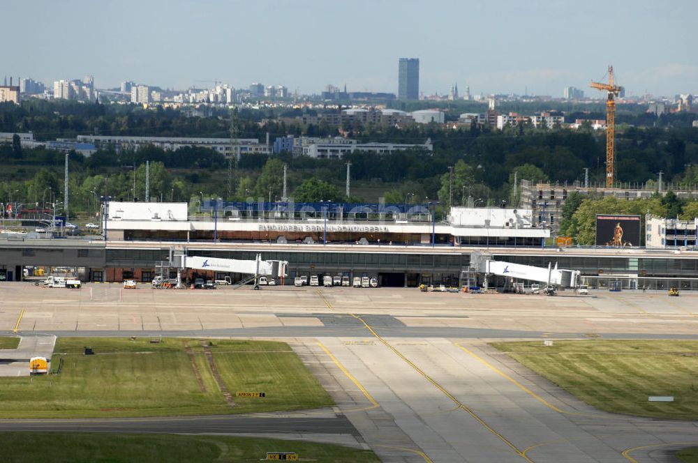 SCHÖNEFELD von oben - Abfertigungshalle am Flughafen Berlin-Schönefeld