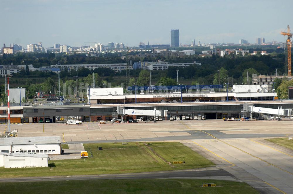 SCHÖNEFELD aus der Vogelperspektive: Abfertigungshalle am Flughafen Berlin-Schönefeld