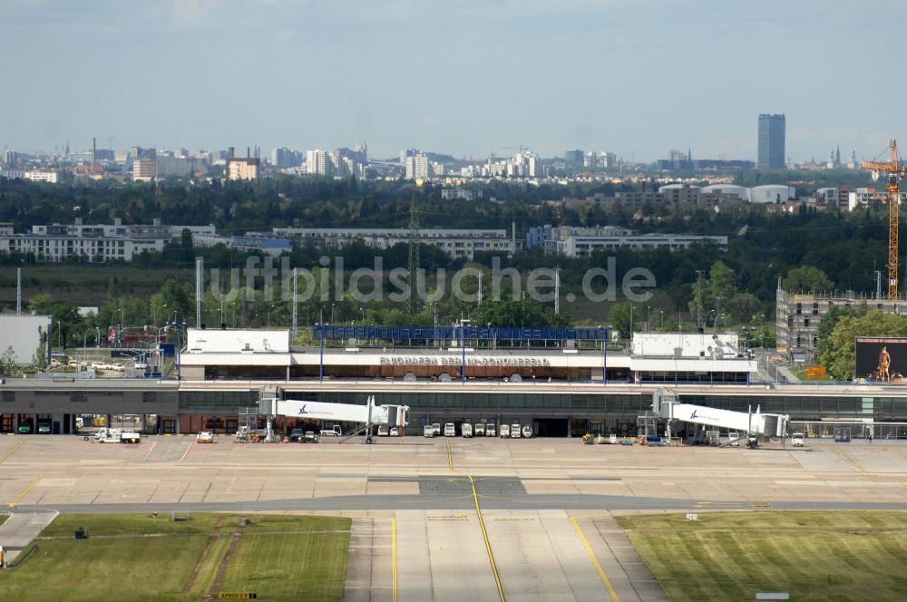 Luftbild SCHÖNEFELD - Abfertigungshalle am Flughafen Berlin-Schönefeld