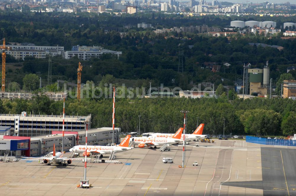 SCHÖNEFELD von oben - Abfertigungshalle am Flughafen Berlin-Schönefeld