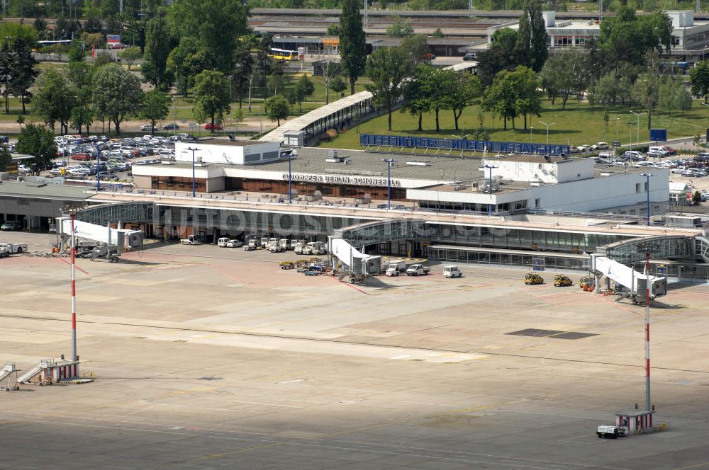 SCHÖNEFELD von oben - Abfertigungshalle am Flughafen Berlin-Schönefeld