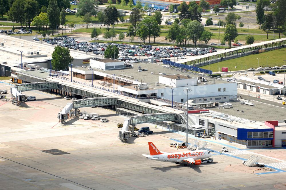 SCHÖNEFELD aus der Vogelperspektive: Abfertigungshalle am Flughafen Berlin-Schönefeld