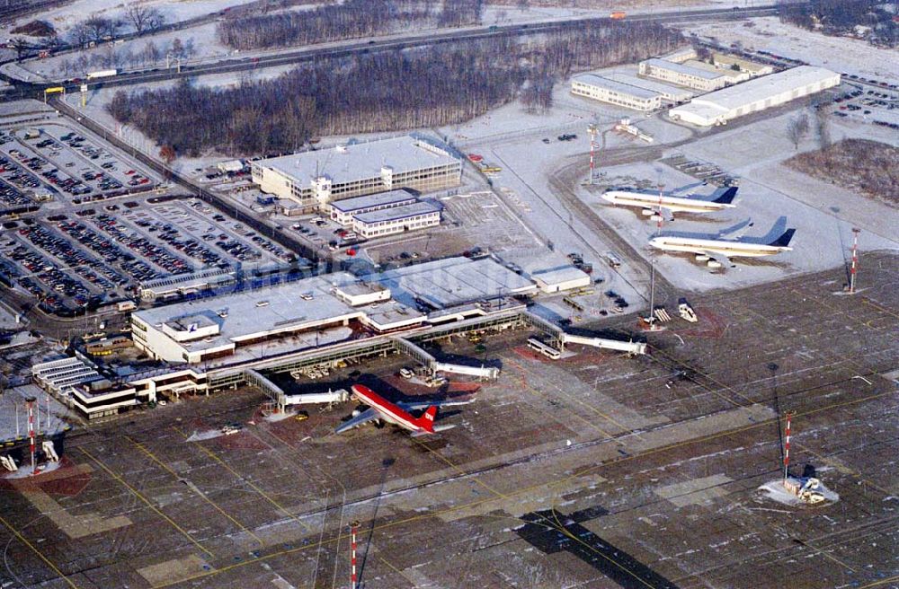 Schönefeld aus der Vogelperspektive: Abfertigungsterminals am Flughafen Schönefeld