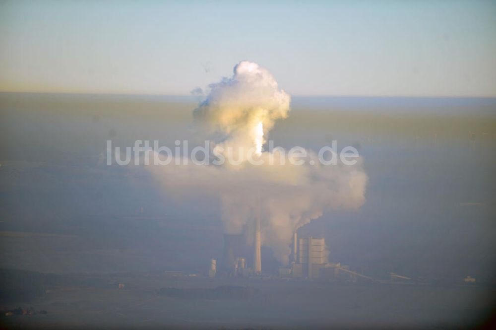 Schöningen aus der Vogelperspektive: Abgas- und Rauchwolken der Türme des Kraftwerk Buschhaus bei Schöningen