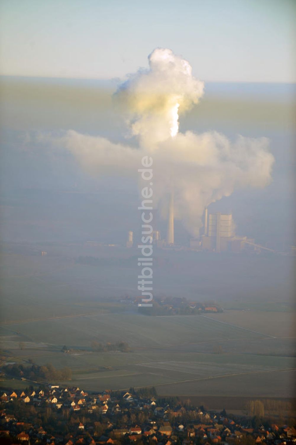 Luftbild Schöningen - Abgas- und Rauchwolken der Türme des Kraftwerk Buschhaus bei Schöningen