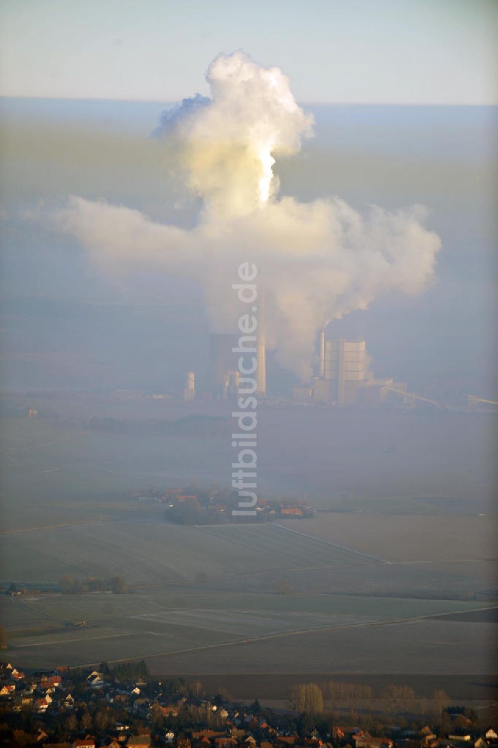 Schöningen von oben - Abgas- und Rauchwolken der Türme des Kraftwerk Buschhaus bei Schöningen