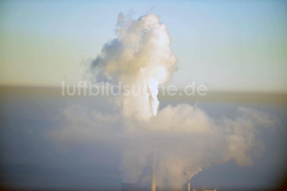 Schöningen aus der Vogelperspektive: Abgas- und Rauchwolken der Türme des Kraftwerk Buschhaus bei Schöningen