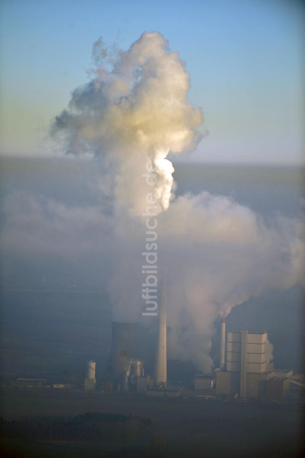 Luftaufnahme Schöningen - Abgas- und Rauchwolken der Türme des Kraftwerk Buschhaus bei Schöningen