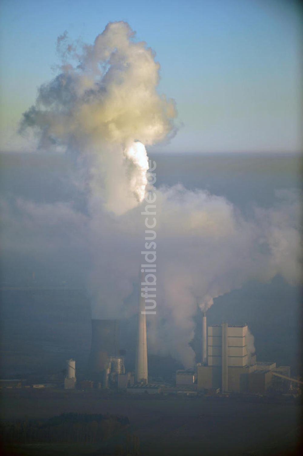 Schöningen von oben - Abgas- und Rauchwolken der Türme des Kraftwerk Buschhaus bei Schöningen