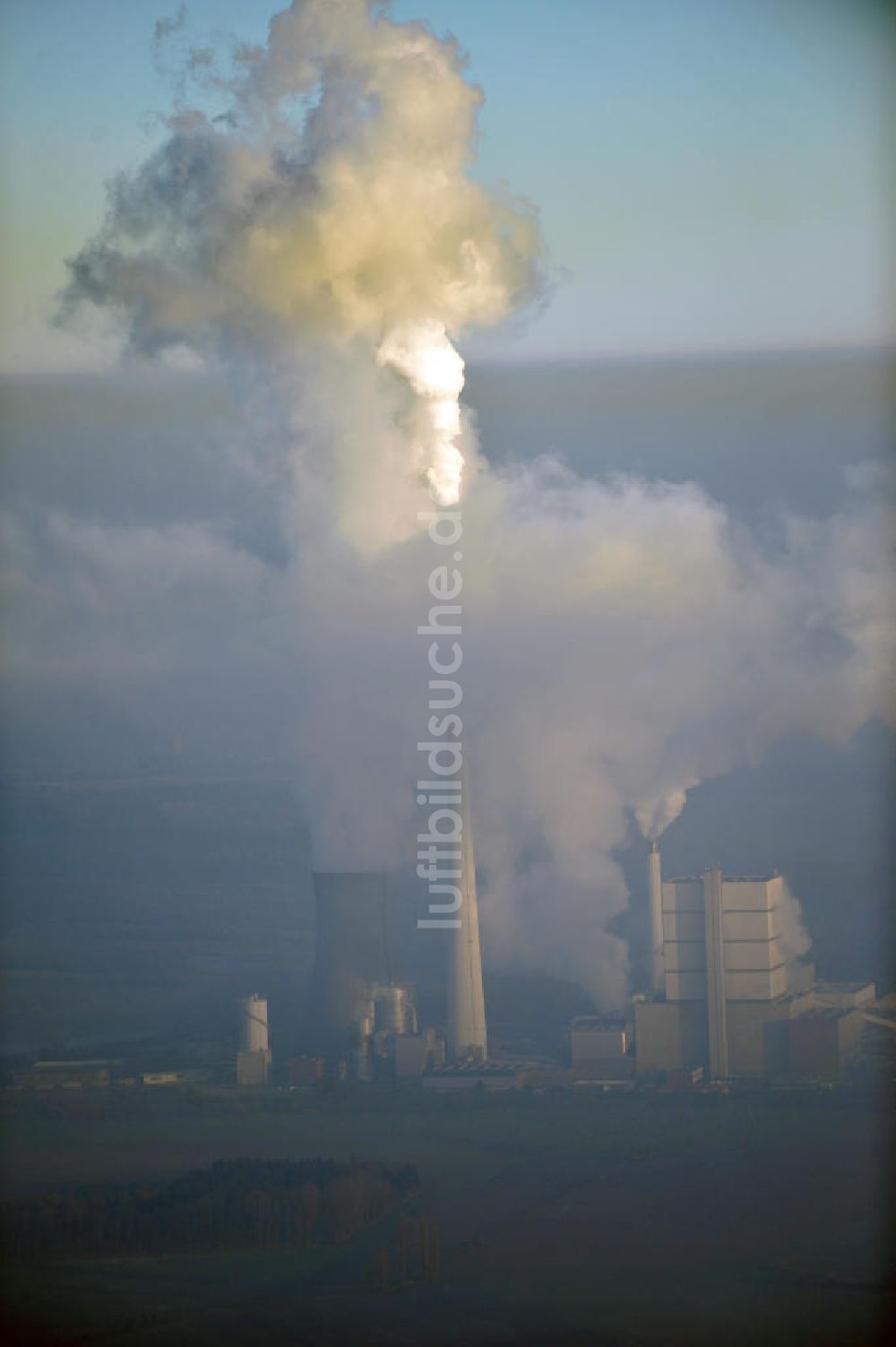 Schöningen aus der Vogelperspektive: Abgas- und Rauchwolken der Türme des Kraftwerk Buschhaus bei Schöningen