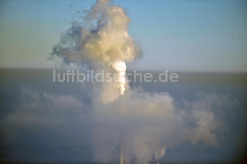 Luftbild Schöningen - Abgas- und Rauchwolken der Türme des Kraftwerk Buschhaus bei Schöningen