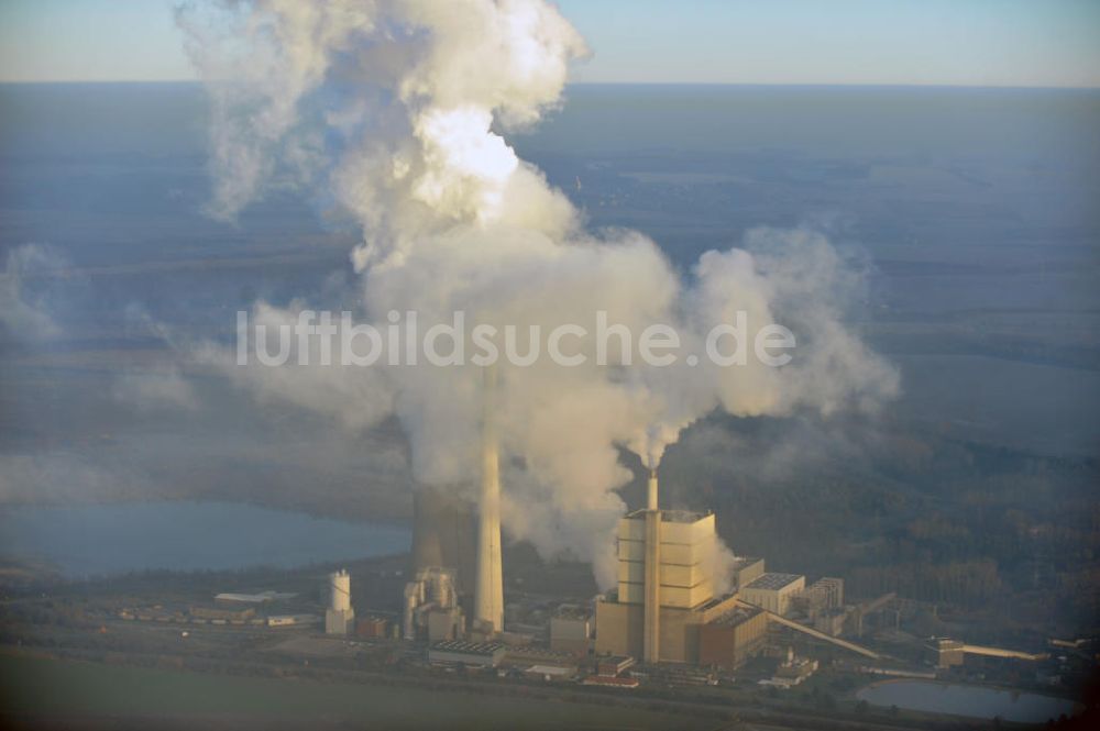 Schöningen aus der Vogelperspektive: Abgas- und Rauchwolken der Türme des Kraftwerk Buschhaus bei Schöningen