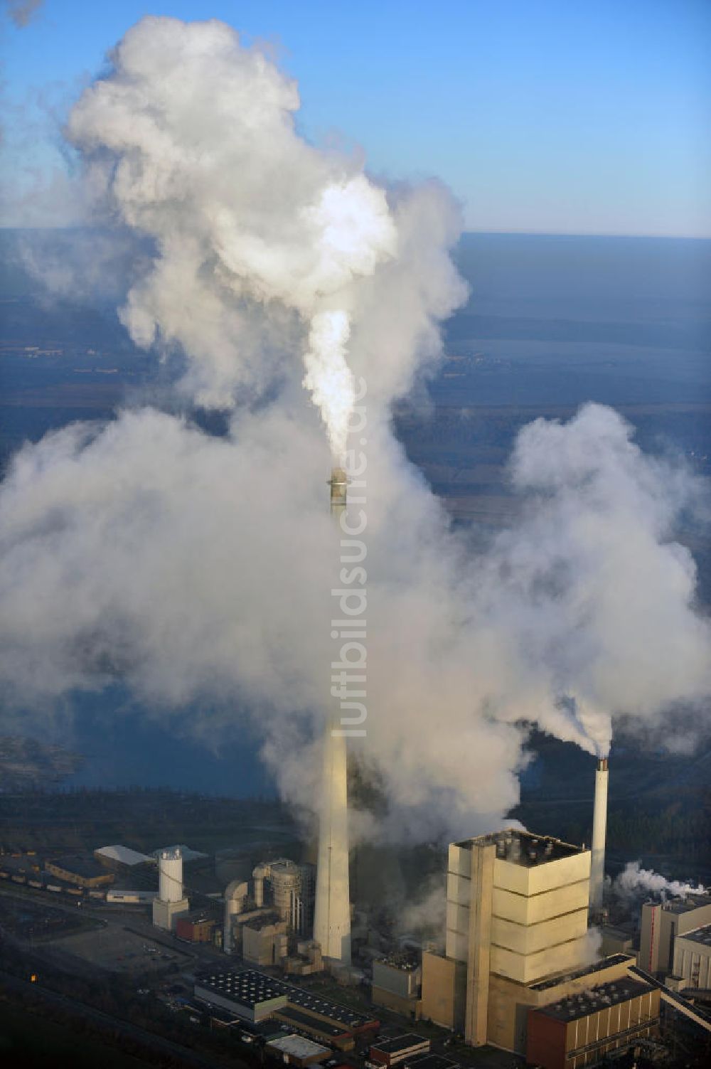 Luftbild Schöningen - Abgas- und Rauchwolken der Türme des Kraftwerk Buschhaus bei Schöningen