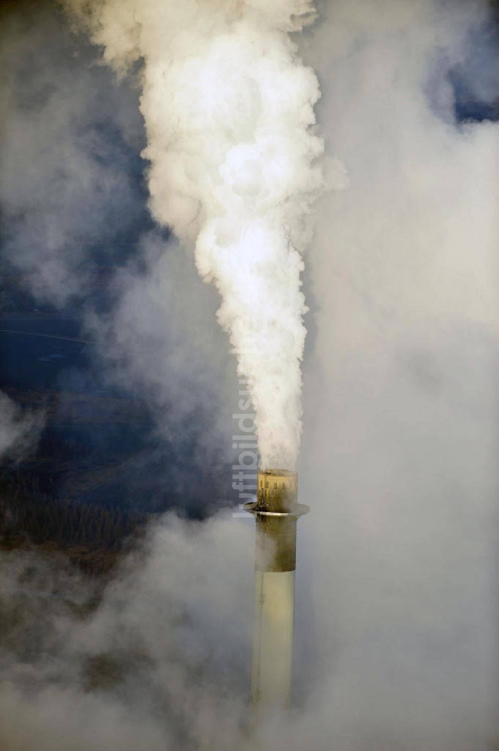 Schöningen von oben - Abgas- und Rauchwolken der Türme des Kraftwerk Buschhaus bei Schöningen