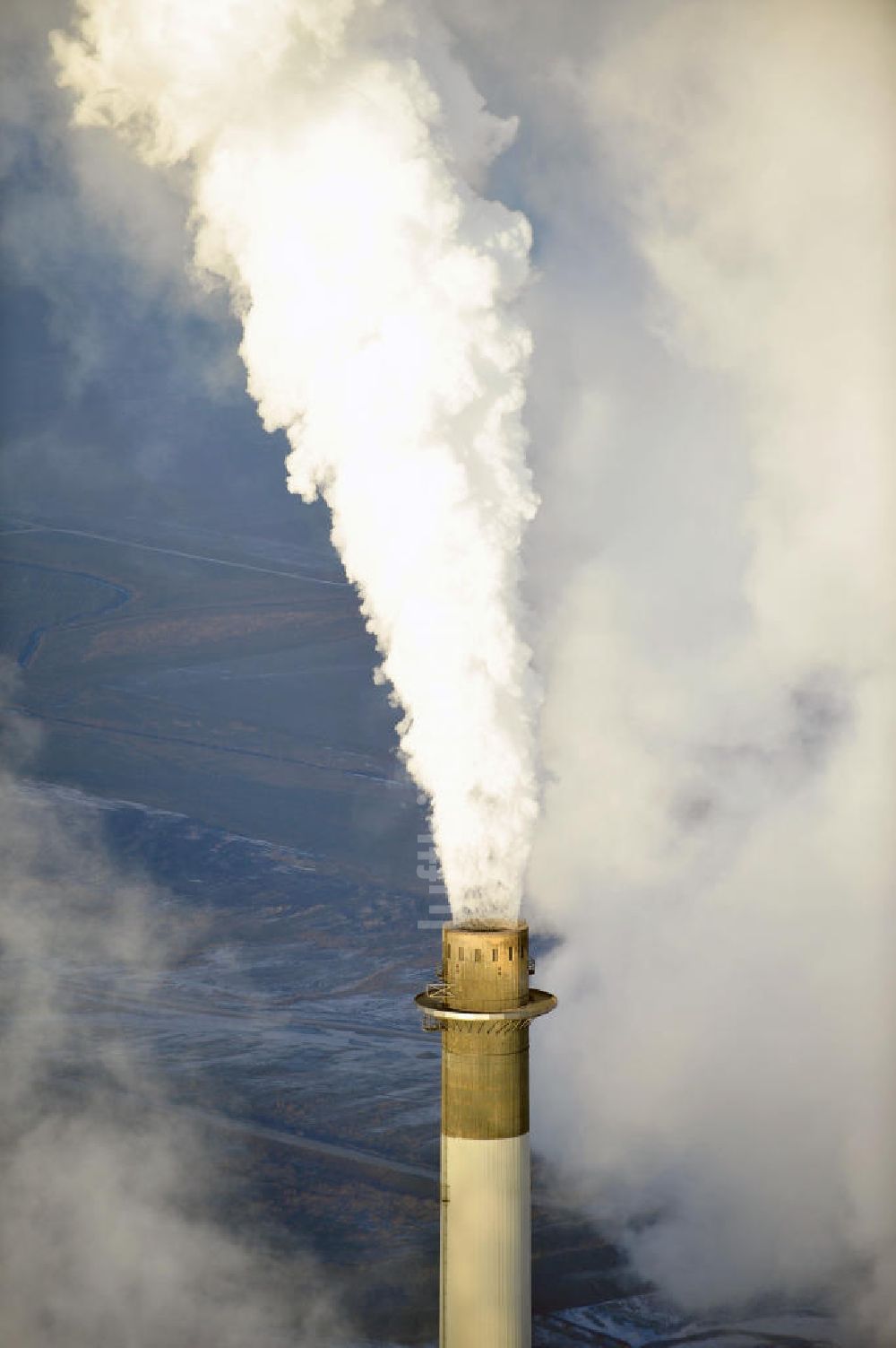 Luftbild Schöningen - Abgas- und Rauchwolken der Türme des Kraftwerk Buschhaus bei Schöningen