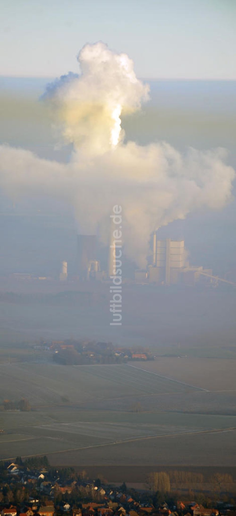 Luftbild Schöningen - Abgas- und Rauchwolken der Türme des Kraftwerk Buschhaus bei Schöningen