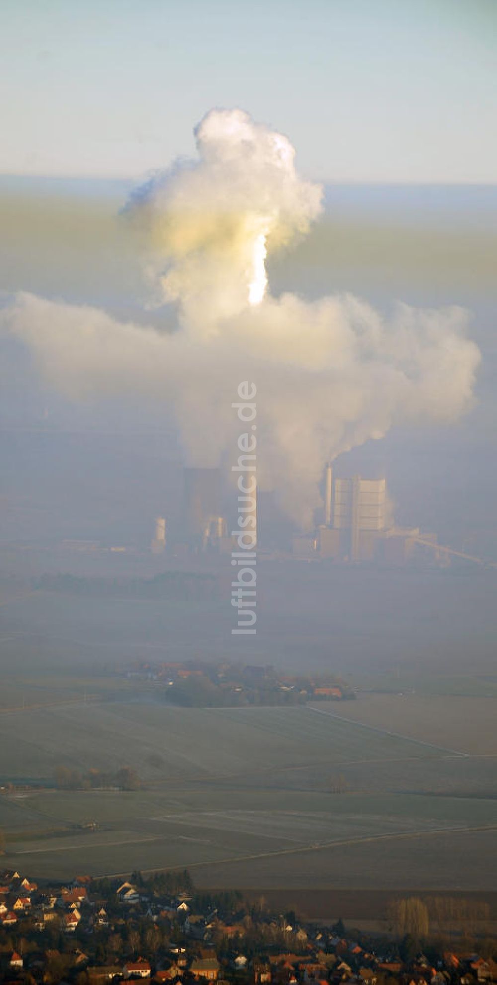 Luftaufnahme Schöningen - Abgas- und Rauchwolken der Türme des Kraftwerk Buschhaus bei Schöningen