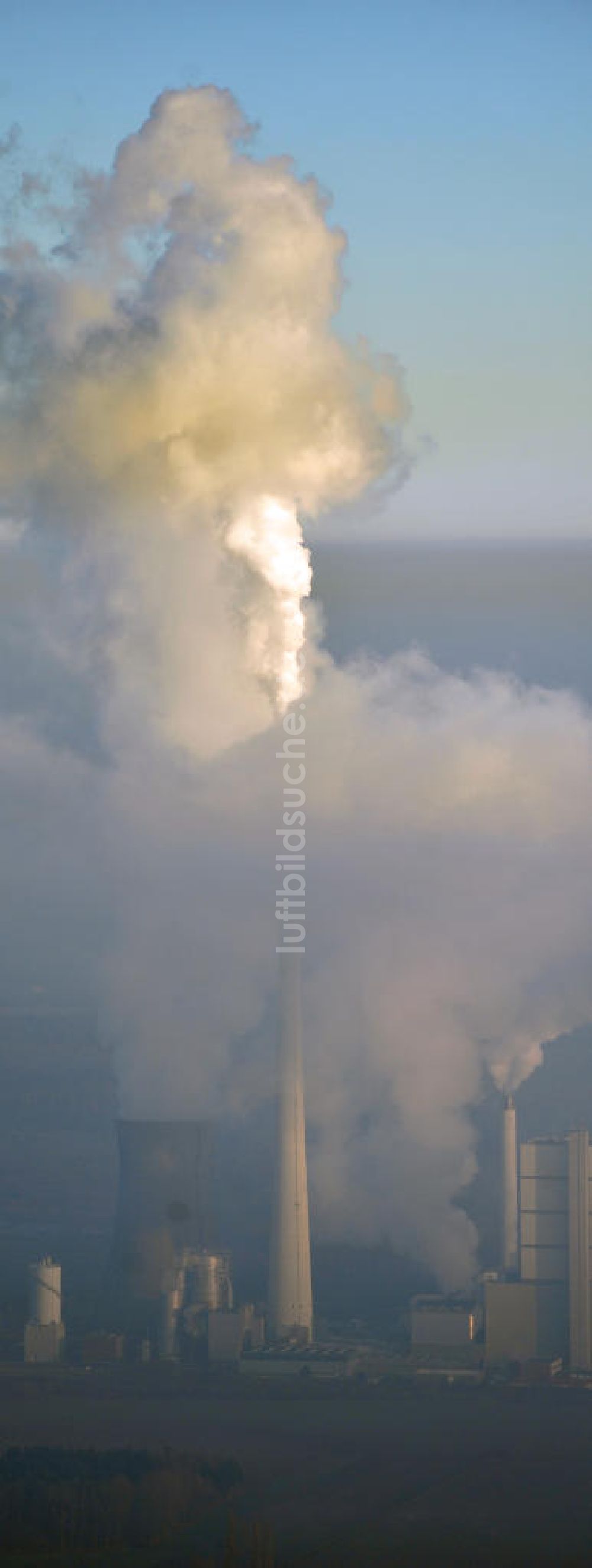 Schöningen von oben - Abgas- und Rauchwolken der Türme des Kraftwerk Buschhaus bei Schöningen