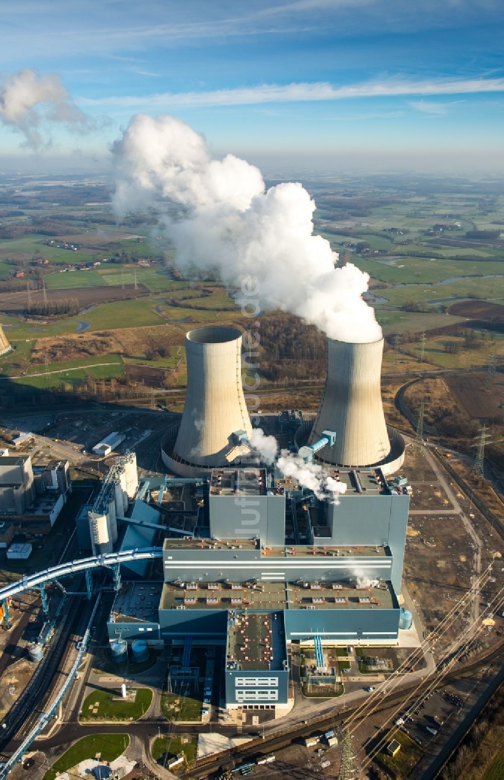 Hamm aus der Vogelperspektive: Abgaswolken des Kohlekraftwerk RWE-Power Gersteinwerk in Hamm im Bundesland Nordrhein-Westfalen