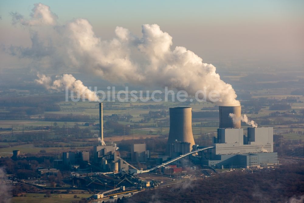 Hamm von oben - Abgaswolken des Kohlekraftwerk RWE-Power Gersteinwerk in Hamm im Bundesland Nordrhein-Westfalen