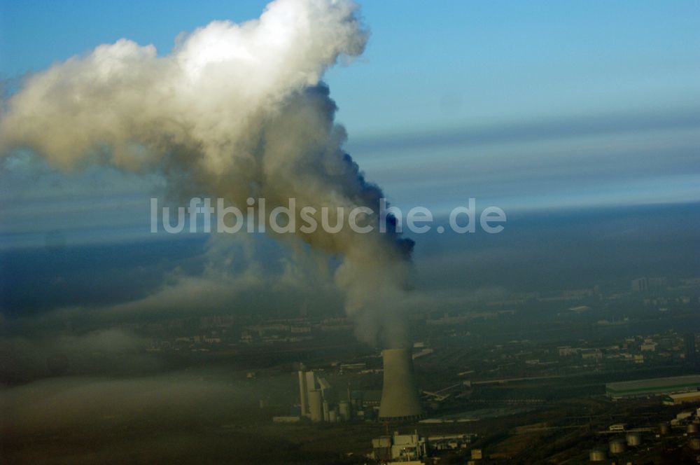 Rostock aus der Vogelperspektive: Abgaswolken aus den Schloten der Kraftwerksanlagen des Kohle- Heizkraftwerkes der KNG Kraftwerks- und Netzgesellschaft mbH in Rostock im Bundesland Mecklenburg-Vorpommern, Deutschland