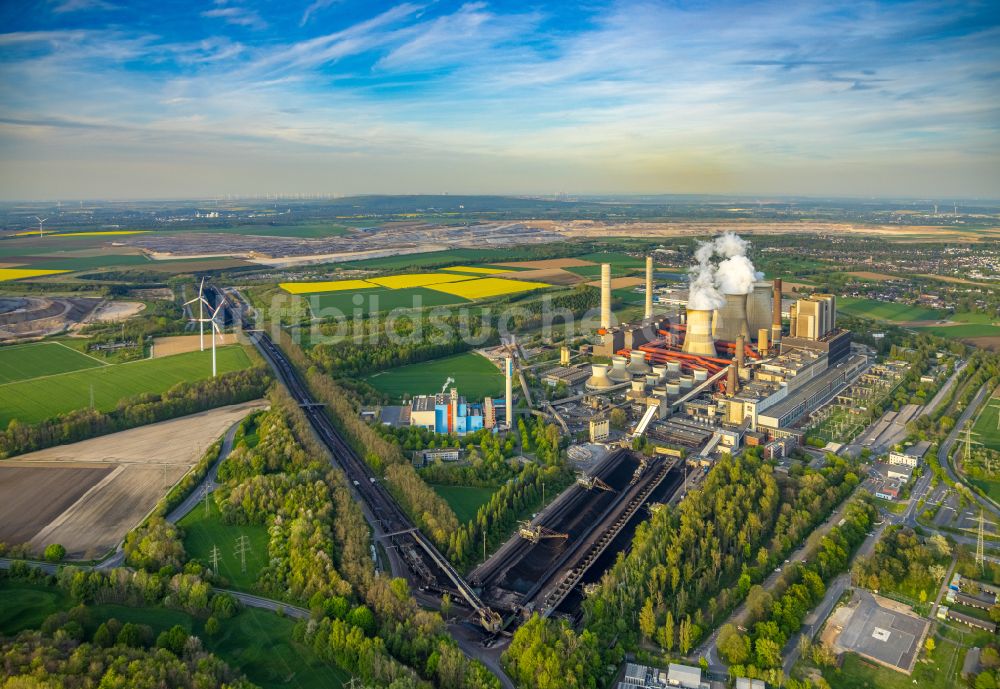 Luftaufnahme Eschweiler - Abgaswolken aus den Schloten der Kraftwerksanlagen des Kohle- Heizkraftwerkes im Ortsteil Weisweiler in Eschweiler im Bundesland Nordrhein-Westfalen, Deutschland