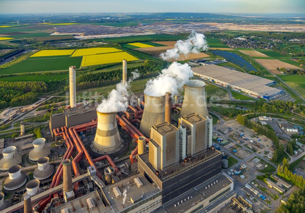 Luftbild Eschweiler - Abgaswolken aus den Schloten der Kraftwerksanlagen des Kohle- Heizkraftwerkes im Ortsteil Weisweiler in Eschweiler im Bundesland Nordrhein-Westfalen, Deutschland