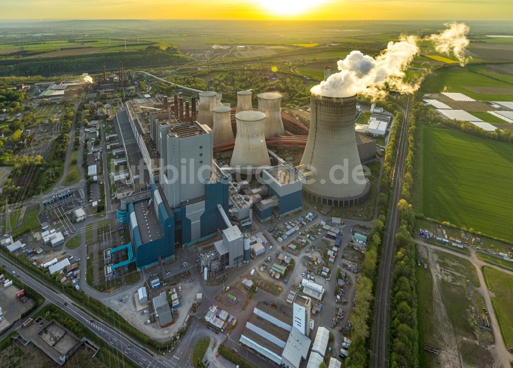 Grevenbroich aus der Vogelperspektive: Abgaswolken aus den Schloten der Kraftwerksanlagen des Kohle- Heizkraftwerkes RWE Power AG Kraftwerk Neurath an der Energiestraße im Ortsteil Neurath in Grevenbroich im Bundesland Nordrhein-Westfalen, Deutschland