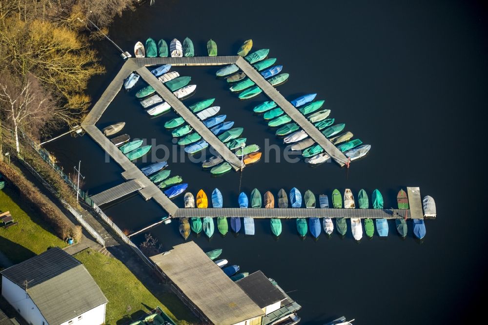 Duisburg von oben - Abgedeckte Boote am Bootsanleger des Masurensees in Duisburg im Bundesland Nordrhein-Westfalen