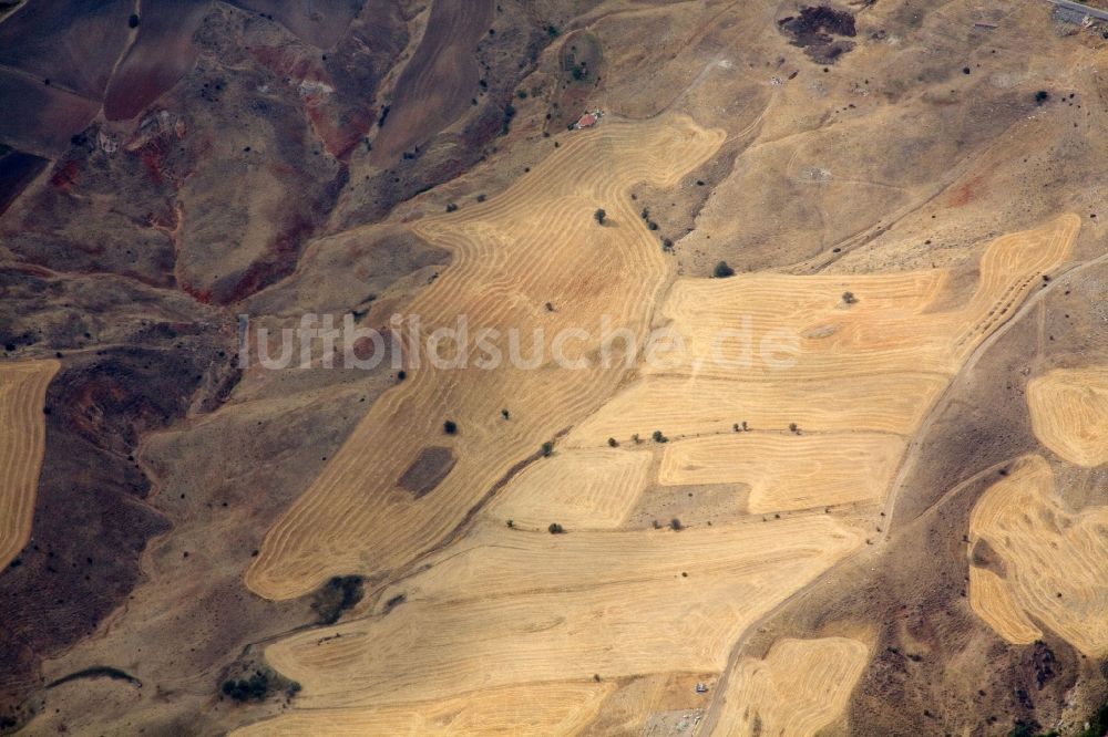 Kayiören Dorf / Köyü aus der Vogelperspektive: Abgeerntete Anbauflächen und Gebirgssteppe bei Kayiören Dorf / Köyü im mittelanatolischen Hochland in der Provinz/ Ili Kay?ören/Cankirin in der Türkei / Turkiye