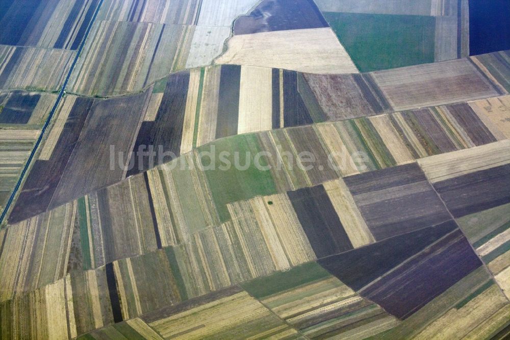 Posta Calnau von oben - Abgeerntete Felder bei Posta Calnau im Kreis / Judetul Buzau in der Region Wallachai / Muntenia in Rumänien / Romania