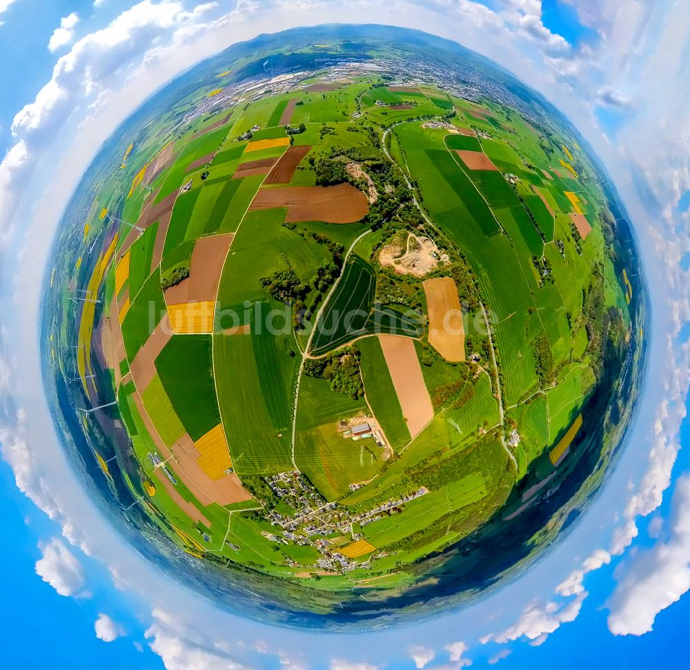 Luftaufnahme Brilon - Abgeerntete Kornfeld-Strukturen auf einem Getreidefeld in Brilon im Bundesland Nordrhein-Westfalen, Deutschland