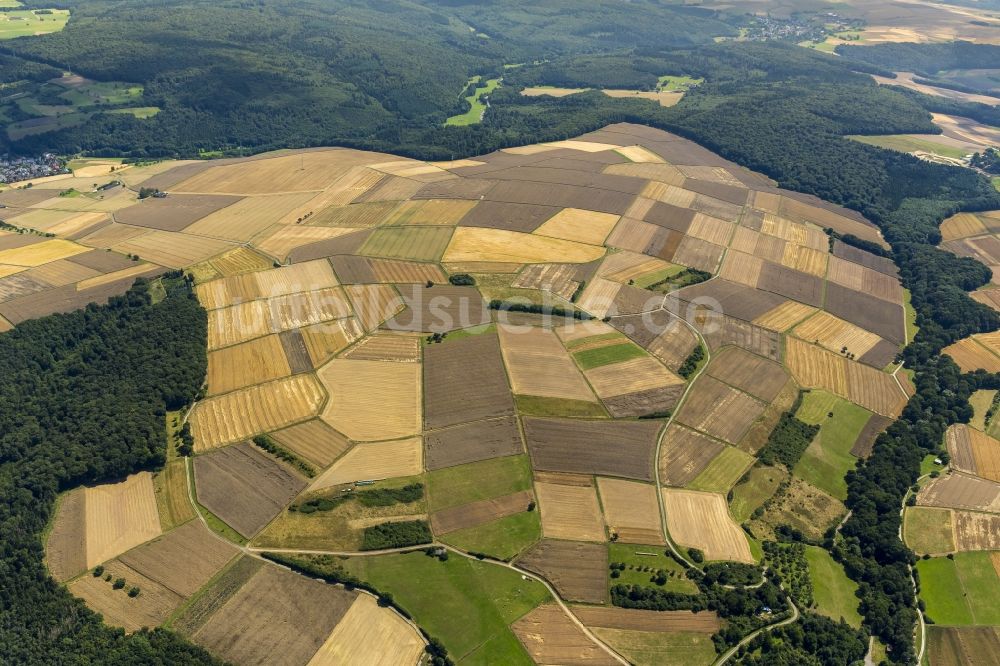 Rückershausen, Aarbergen von oben - Abgeerntete Kornfeld-Strukturen auf einem Getreidefeld in Rückershausen, Aarbergen im Bundesland Hessen