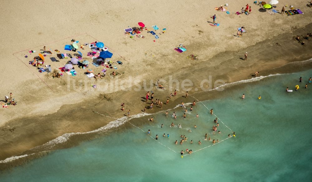 Luftaufnahme Frontignan - Abgesperrter Kinder- und Nichtschwimmerbereich am Badestrand in Frontignan in Frankreich