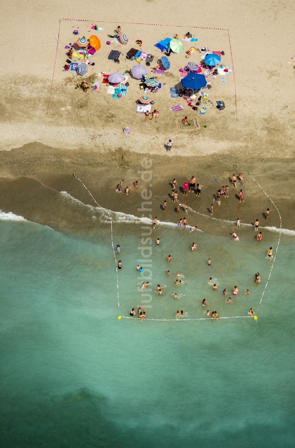 Frontignan von oben - Abgesperrter Kinder- und Nichtschwimmerbereich am Badestrand in Frontignan in Frankreich