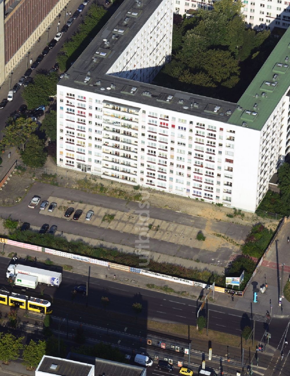 Berlin aus der Vogelperspektive: Abgesperrter Parkplatz im Ortsteil Mitte in Berlin