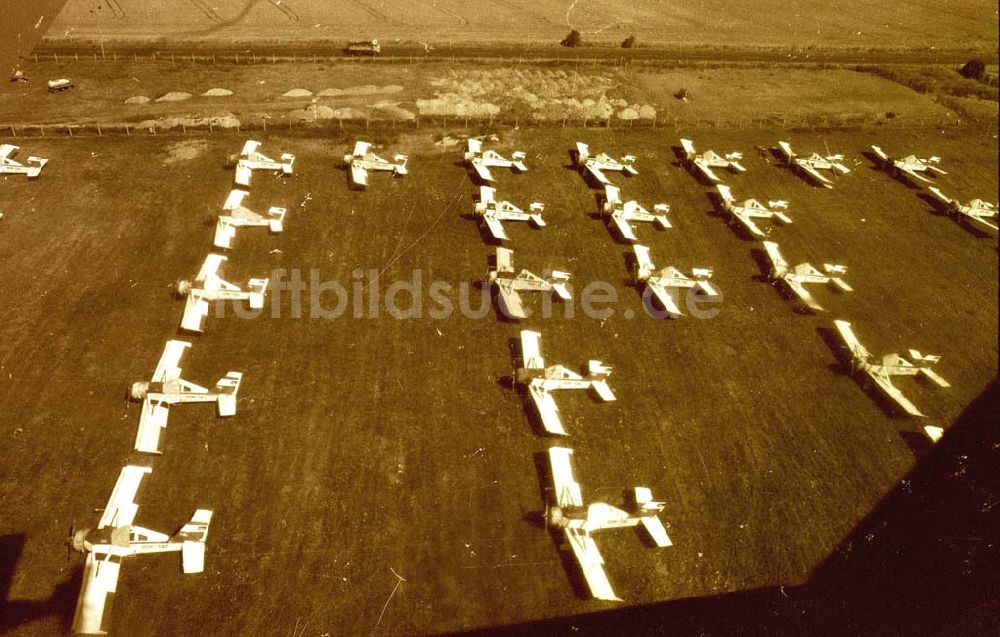 Luftbild Magdeburg - Abgestellte Agrarflugzeuge auf dem Flugplatz Magdeburg