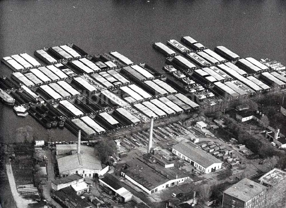 Luftbild Berlin - Abgestellte Binnenschiffe der Deutschen Binnenreederei an der Stralauer Halbinsel in Berlin - Friedrichshain.