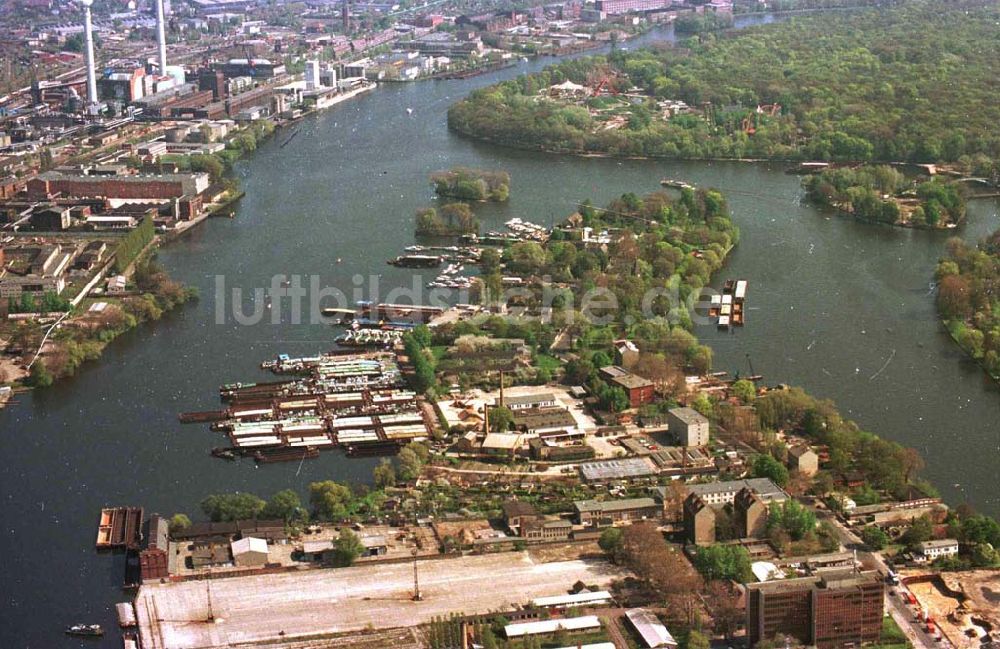 Luftaufnahme Berlin / Halbinsel Alt Stralau - Abgestellte Binnenschiffe an der Halbinsel Alt-Stralau