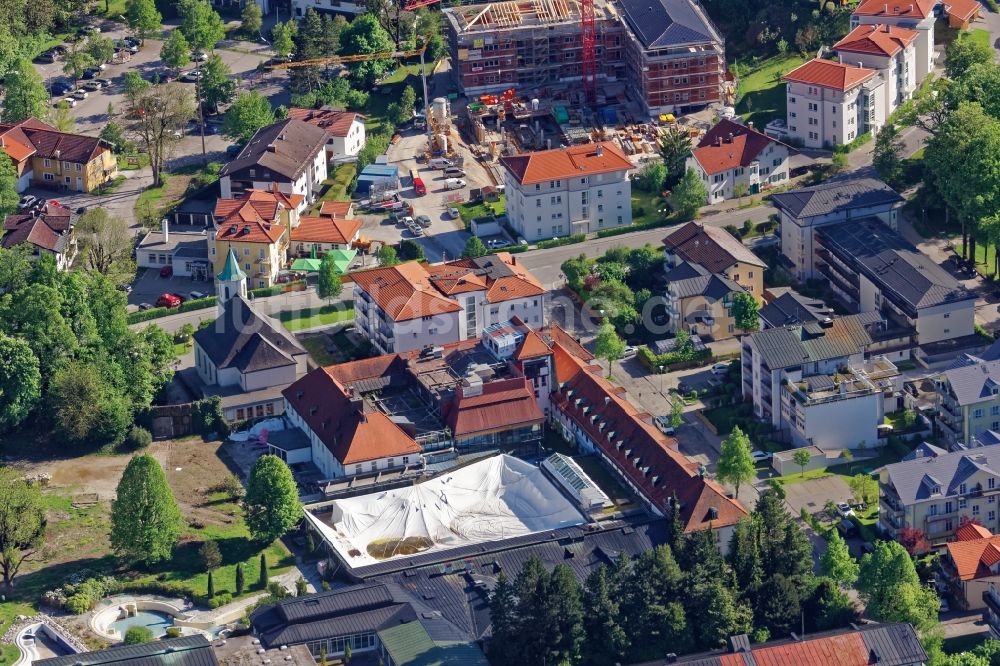 Bad Tölz aus der Vogelperspektive: Abgesunkene Traglufthalle und leere Schwimmbecken des ehemaligen Erlebnisbades und Thermalbades Alpamare in Bad Tölz im Bundesland Bayern, Deutschland