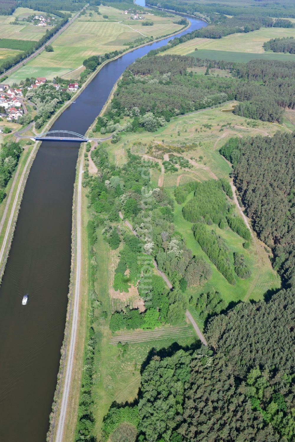 Kade von oben - Ablagerungsfläche an der Kader-Brücke über dem Elbe-Havel-Kanal im Bundesland Sachsen-Anhalt