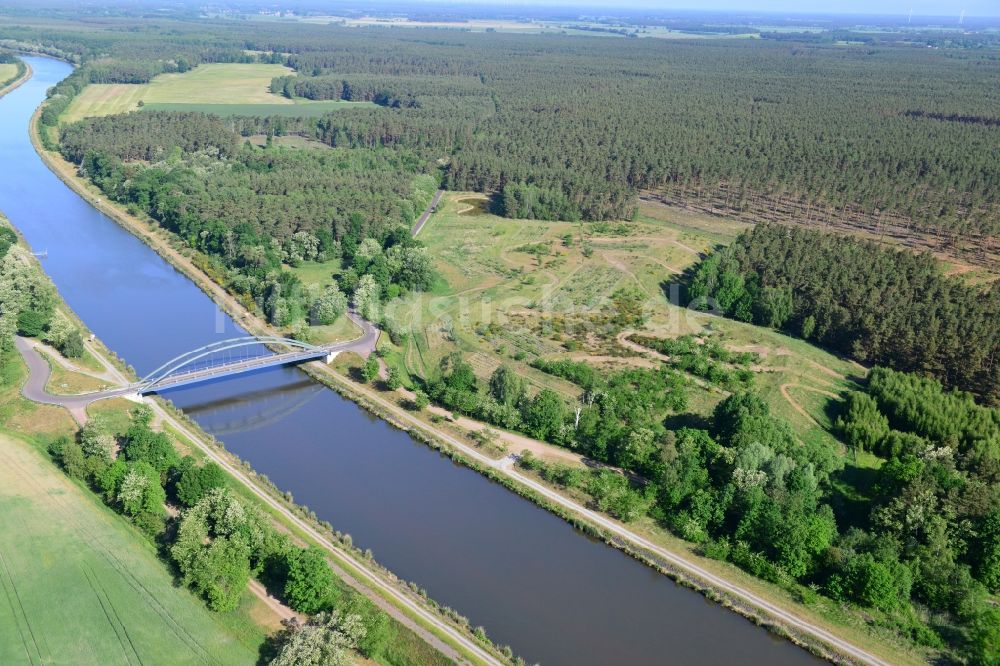 Kade von oben - Ablagerungsfläche an der Kader-Brücke über dem Elbe-Havel-Kanal im Bundesland Sachsen-Anhalt