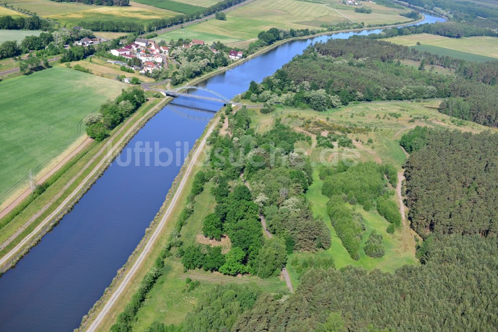 Kade aus der Vogelperspektive: Ablagerungsfläche an der Kader-Brücke über dem Elbe-Havel-Kanal im Bundesland Sachsen-Anhalt