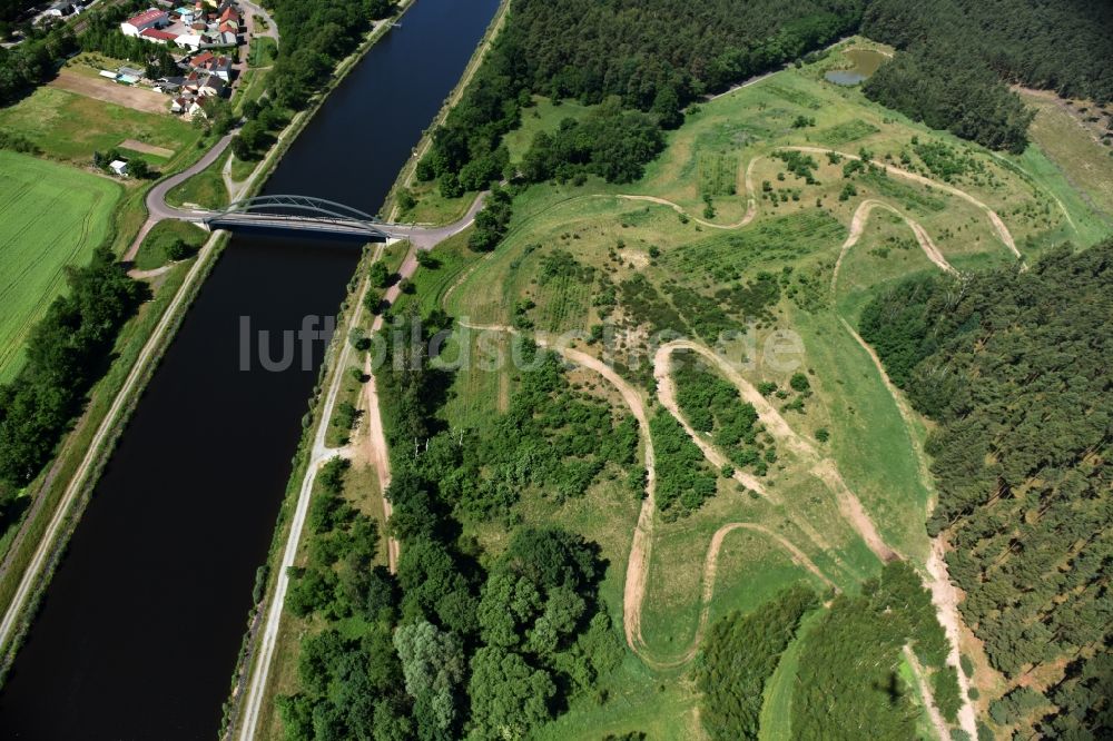 Kade aus der Vogelperspektive: Ablagerungsfläche und Kader-Brücke über dem Elbe-Havel-Kanal im Bundesland Sachsen-Anhalt