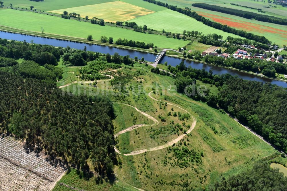 Luftaufnahme Kade - Ablagerungsfläche und Kader-Brücke über dem Elbe-Havel-Kanal im Bundesland Sachsen-Anhalt