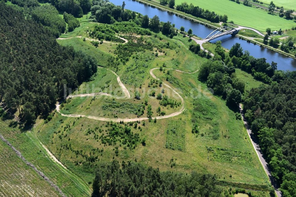 Kade von oben - Ablagerungsfläche und Kader-Brücke über dem Elbe-Havel-Kanal im Bundesland Sachsen-Anhalt