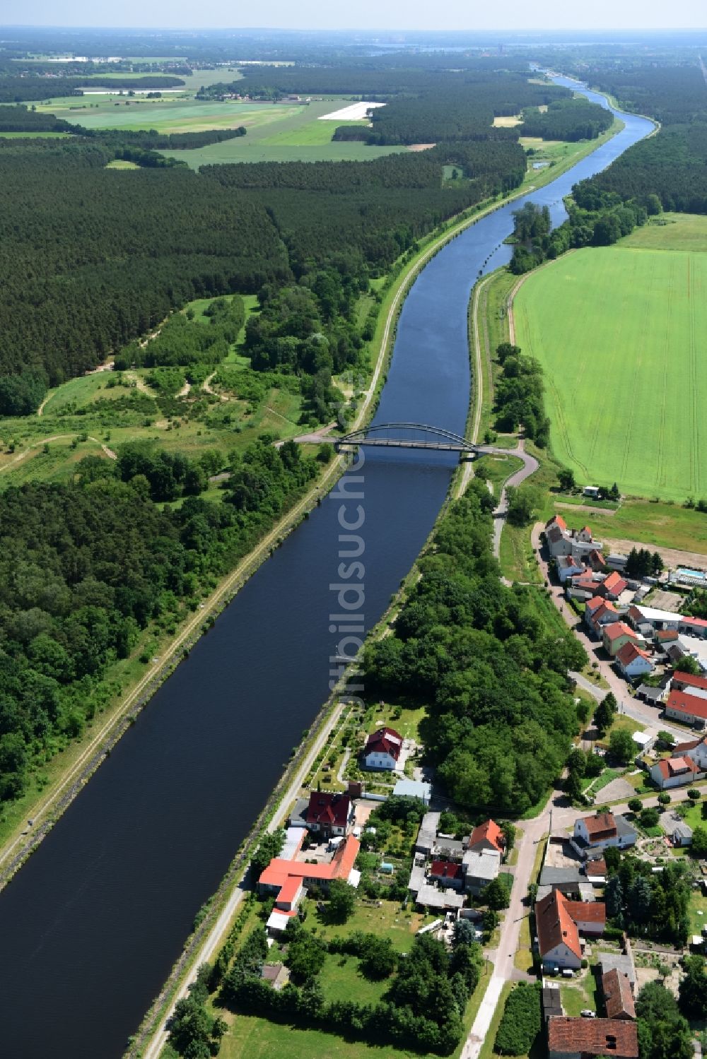 Kade aus der Vogelperspektive: Ablagerungsfläche und Kader-Brücke über dem Elbe-Havel-Kanal im Bundesland Sachsen-Anhalt