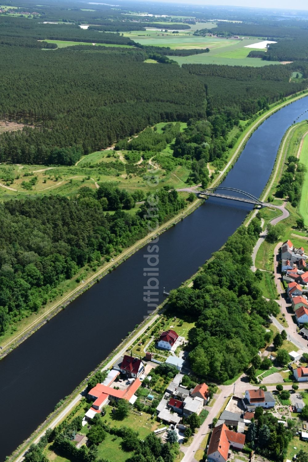 Luftbild Kade - Ablagerungsfläche und Kader-Brücke über dem Elbe-Havel-Kanal im Bundesland Sachsen-Anhalt