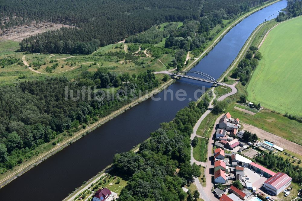 Luftaufnahme Kade - Ablagerungsfläche und Kader-Brücke über dem Elbe-Havel-Kanal im Bundesland Sachsen-Anhalt